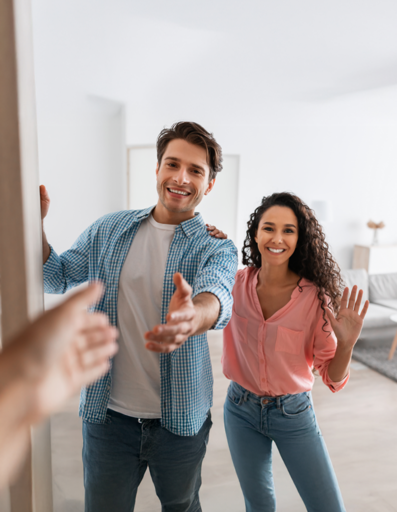 Pareja recibiendo su inmueble en arriendo en Bogotá con GRR Finca Raíz - Servicio de arrendamiento confiable
